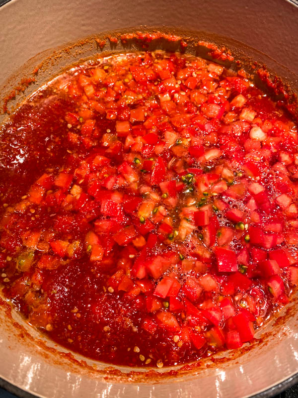 The finely chopped tomatoes have now also been added to the pot.