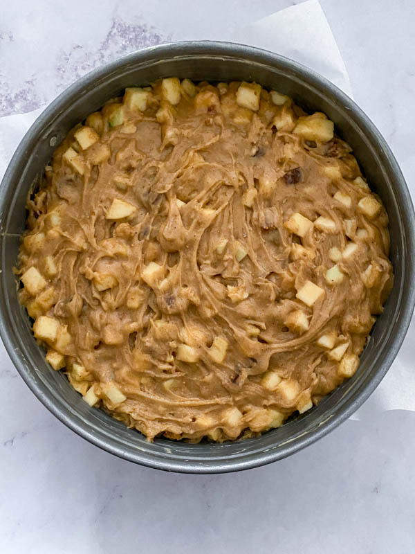 The cake batter is spread out in the cake tin and is now ready to be put into the oven.