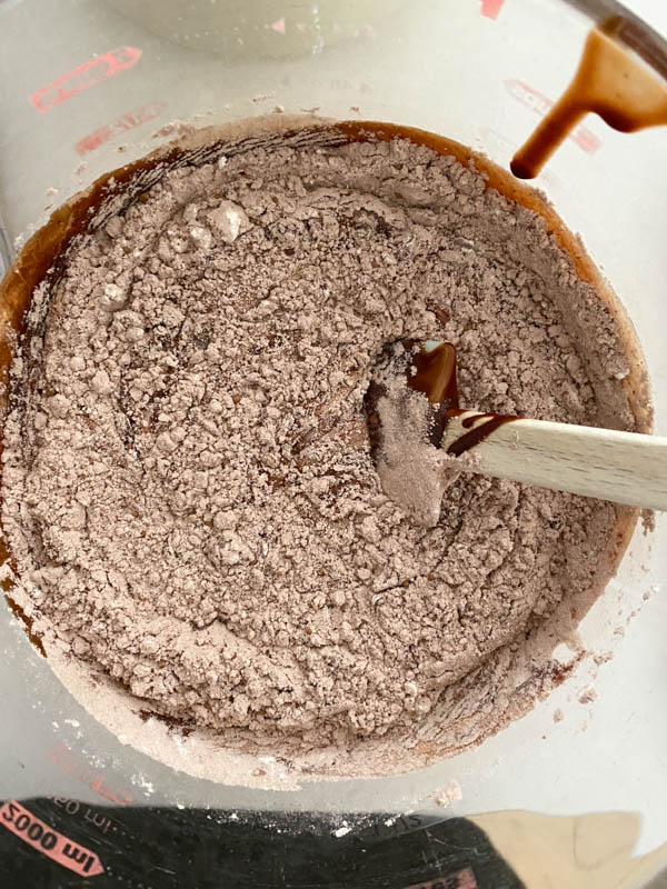 The melted chocolate has now been added and now the dry ingredients are also added to the bowl.